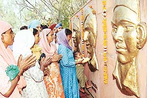 People paying homage at the memorial for martyrs at Hussainiwala