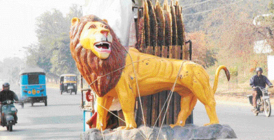 A king looks like one when he roars and has a carriage to go around in but not when he is tied up with chains