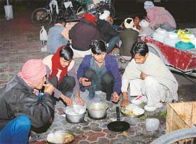 Rickshaw-pullers preparing meals in Sector 18, Chandigarh