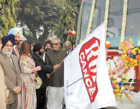 Vice-President Bhairon Singh Shekhawat with Vikramjit Singh Sahney, International President, WPO, actress Kiron Kher and APS Chawla, Chairman, MKC Trust, at the flag-off ceremony of the launch of ROKO Cancer Campaign in the Capital