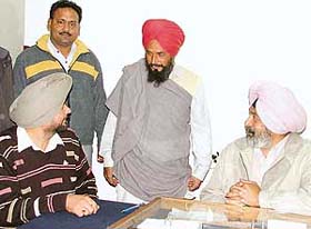 Patwari Nirmal Singh with vigilance officials in Ludhiana