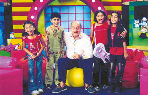 Kids with their favourite uncle in Kuch Khatti Kuch Meethi Baatein