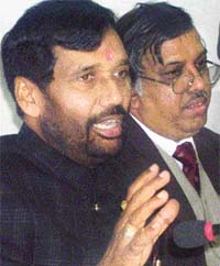 Mr Ramvilas Paswan, Union Minister for Chemicals, Fertilisers and Steel, with NIPER Director Dr Rama Rao at Mohali