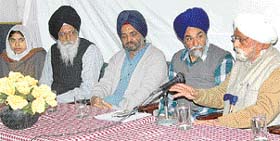 Sikh scholar Mr Joginder Singh, Editor, Rozana Spokesman, is flanked by Dr Harjinder Singh Dilgir and Dr Maan Singh Nirankari on his left and Mohinder Singh Josh and Bibi Harbans Kaur on his right during a press conference at Press Club in Chandigarh