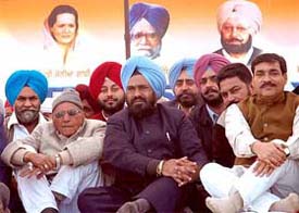 Mr Samsher Singh Dullo, president of the PPCC, and other Congress leaders at the conference on the second day of the Shaheedi Jor Mela at Chamkaur Sahib