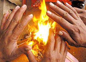 Workers warming their hands in the dead of wintry night in the Capital