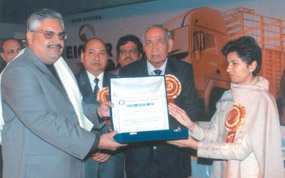 Minister of State for Urban Development and Poverty Eradication Kumari Selja presenting Pride of India award to Ajay Singhal, CMD of Om Logistics Limited, for his contribution in the field of transport industry in the Capital.