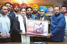 Mr Bharat Agnihotri, a legislator from the Alberta Province in Canada, being felicitated by the Ludhiana Sabhyacharak Manch on Wednesday. 