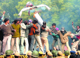 Residents of Rohini and Pitampura burning an effigy representing Chief Minister Sheila Dikshit and MCD during a demonstration on Parliament Street in the Capital on Friday. 