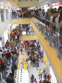 More than 9000 people visit the mall every day.