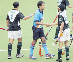 Led by Gagan Ajit Singh (centre), India failed to break the playoff jinx against Pakistan in the elite six-nation tournament.
