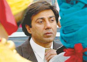 Sunny Deol: Dolly get ready for their shots for film Apne at Rock Garden