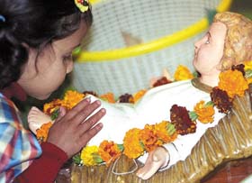 A girl praying at Sacred Heart Church on Christmas in the Capital