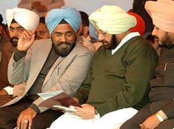 Punjab Chief Minister Amarinder Singh makes a point with PPCC president Shamsher Singh Dullo at the Shaheedi Jor Mela political conference at Fatehgarh Sahib on Sunday.