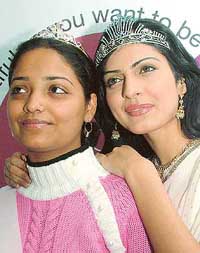 Bhavana Prakash of Chandigarh (left), who won the Ponds Googly Woogly contest with Niharika Singh Femina Miss India Asia Pacific 2005 at Hotel Mountview on Monday.