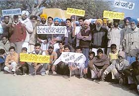 Farmers protest against shortage of canal water at Kanakwal village near Bathinda
