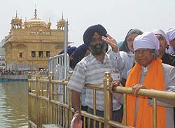 President A.P.J. Abdul Kalam pays obeisance at Harmandar Sahib.