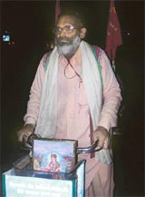 Ramesh Kumar Ramji Das Gupta of Pune on way to Shimla on his sixth bicycle tour