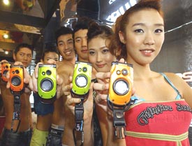 South Korean models show LG Telecoms new water-resistant mobile phones, CanU 502s, during a promotional ceremony in Seoul on Thursday.