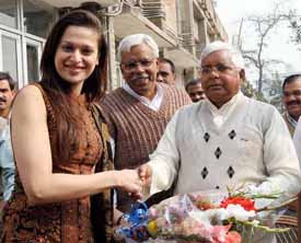 Miss India-Universe Amrita Thapar being greeted by Railway Minister Lalu Prasad