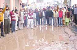 BJP Yuva Morcha and Ghar Bachao Committee members protesting in Naya Gaon on Saturday.