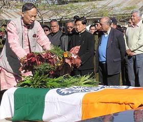 Manipur Chief Minister O. Ibobi Singh pays floral tribute to T. Thanthuam, IG (Intelligence), who died along with Commander Jamadar Khanjam in an ambush by suspected underground groups at Oinam in Manipur