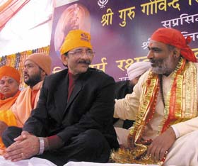 DPCC President Rambabu Sharma with Mahant Surendra Nath Avadhoot at a function held on the occasion of Prakash Utsav of Guru Govind Singh, organised by Kalika Peeth at Kalka Temple in the Capital