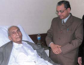 Mr Gulam Nabi Malik, 95, a former MLA & Education Minister of Punjab in Pakistan, recuperating after a successful prostrate treatment, with Dr Anil Varshneya, at R.G. Stone Urological Research Institute in the Capital