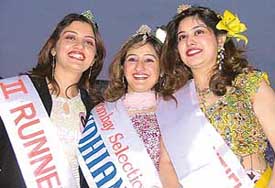 Mrs Ludhiana 2005 Kanika Soni (centre) flanked by runners-up Shweta and Sheba