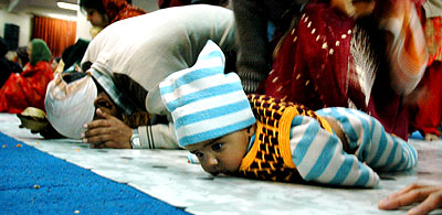 A toddler pays obeisance to Guru Granth Sahib on the occasion of Guru Gobind Singhs birth anniversary in Ludhiana on Thursday