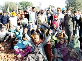 Residents protest against the closure of the Bhagu road by PUDA in Bathinda