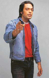 Samir Kocchar hosting Khiladi No.1: Wacky games