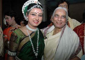 Classical singer Girija Devi with Odissi dancer Sourav Gangulys wife Dona during the Kelucharan Mohapatra Dance and Music Festival in Kolkata