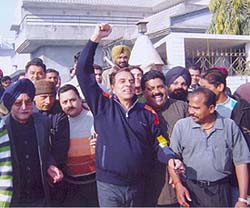 Bollywood actor and BJP MP Dharmendra raises slogans of Phagwara Zindabad in his hometown on Thursday. 