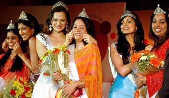 Miss India, 2005, Amrita Thapar, centre, Miss India World, 2005, Sindhura Gadde, 2nd from left, and Miss India Earth, 2005, Niharika Singh, 2nd from right, pull the cheeks of Ponds Googly Woogly Queens 2006 winners Priyanka Roy Choudhury, Savi Balli and Sita Pallacchola