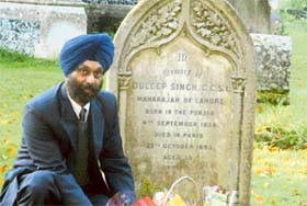 Amarjeet Singh besides the tombstone of Maharaja Duleep Singh