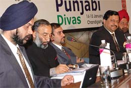 Delegates at Parvasi Punjabi Divas-2006 discuss investments and business opportunities in Punjab, in Chandigarh