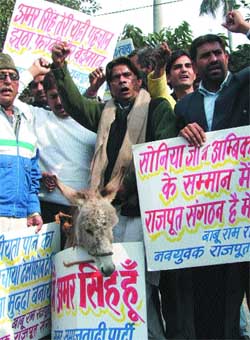Activists of Navyuvak Rajput Sabha demonstrating against Samajwadi Party leader Amar Singh at Jantar Mantar in the Capital