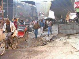 The road on the old nullah has caved in, posing a threat to commuters on the old GT road in Ludhiana