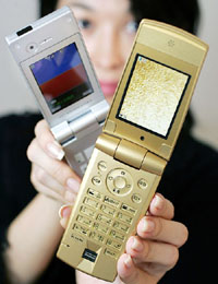 NTT DoCoMos new F702iD 3G FOMA handset and N702iD are displayed at an unveiling in Tokyo on Tuesday.