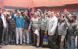 Industrialists raise slogans against the Vigilance Bureau at Circuit House in Ludhiana on Wednesday
