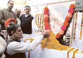 Minister of State for Science and Technology and Industrial Training Rakesh Pandey pays floral tributes to his father and senior Congress leader Joginder Pal Pandey on his death anniversary in Ludhiana on Thursday. 