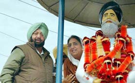 Capt Amarinder Singh and Ms Rajinder Kaur Bhattal after garlanding the statue of Sardar Seva Singh Thikriwala at Thikriwala village on Thursday.