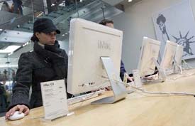 Naomi Rivas tries out the new iMac with Intel Core Duo at an Apple store in New York on Thursday. 