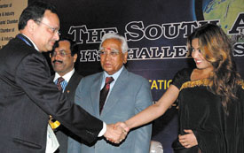 Mr Sharad Aggarwal, Executive Director, Surya Roshni Ltd., shaking hands with former Miss India and Bollywood actress Tanu Shree Dutta during the 33rd Institute of Marketing & Management award function while Haryana Governor A. R. Kidwai looks on