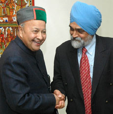Chief Minister of Himachal Pradesh Virbhadra Singh shakes hands with Deputy Chairman of Planning Commission Montek Singh Ahluwalia prior to their meeting to finalise the state annual plan 2006-2007 in New Delhi on Friday.