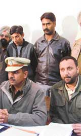 The two accused, Vishal Jain and alleged contract killer Jai Sindhi, standing behind DSP Dhindsa and SHO Gurpreet Singh