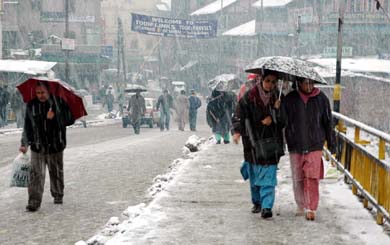 Srinagar receives fresh snowfall on Saturday