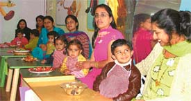 Moms and kids participate in the competition Mom, Tum Aur Hum organised at Cherrylane Play School, Ludhiana on Monday