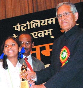 Lt.-Governor B. L. Joshi giving away a prize to a student at the concluding function of the National Oli and Gas Conservation Fortnight 2006